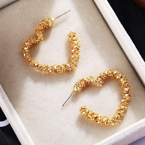 Jewelry - Gold Tone Heart Earrings